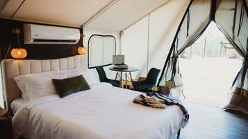 1 bedroom, desk, WiFi, bed sheets