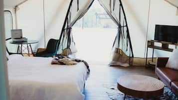 1 bedroom, desk, WiFi, bed sheets