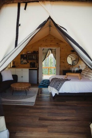 1 bedroom, desk, WiFi, bed sheets