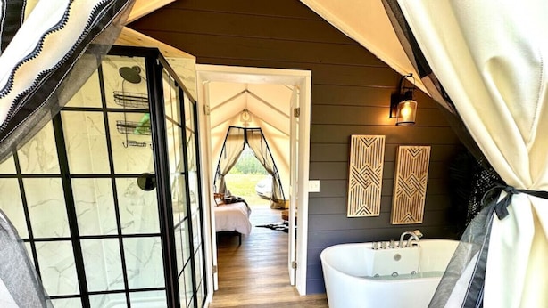 Une salle de bain moderne avec une baignoire sur pieds, un espace douche et un meuble-lavabo.