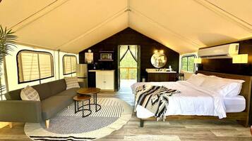 8 bedrooms, desk, WiFi, bed sheets