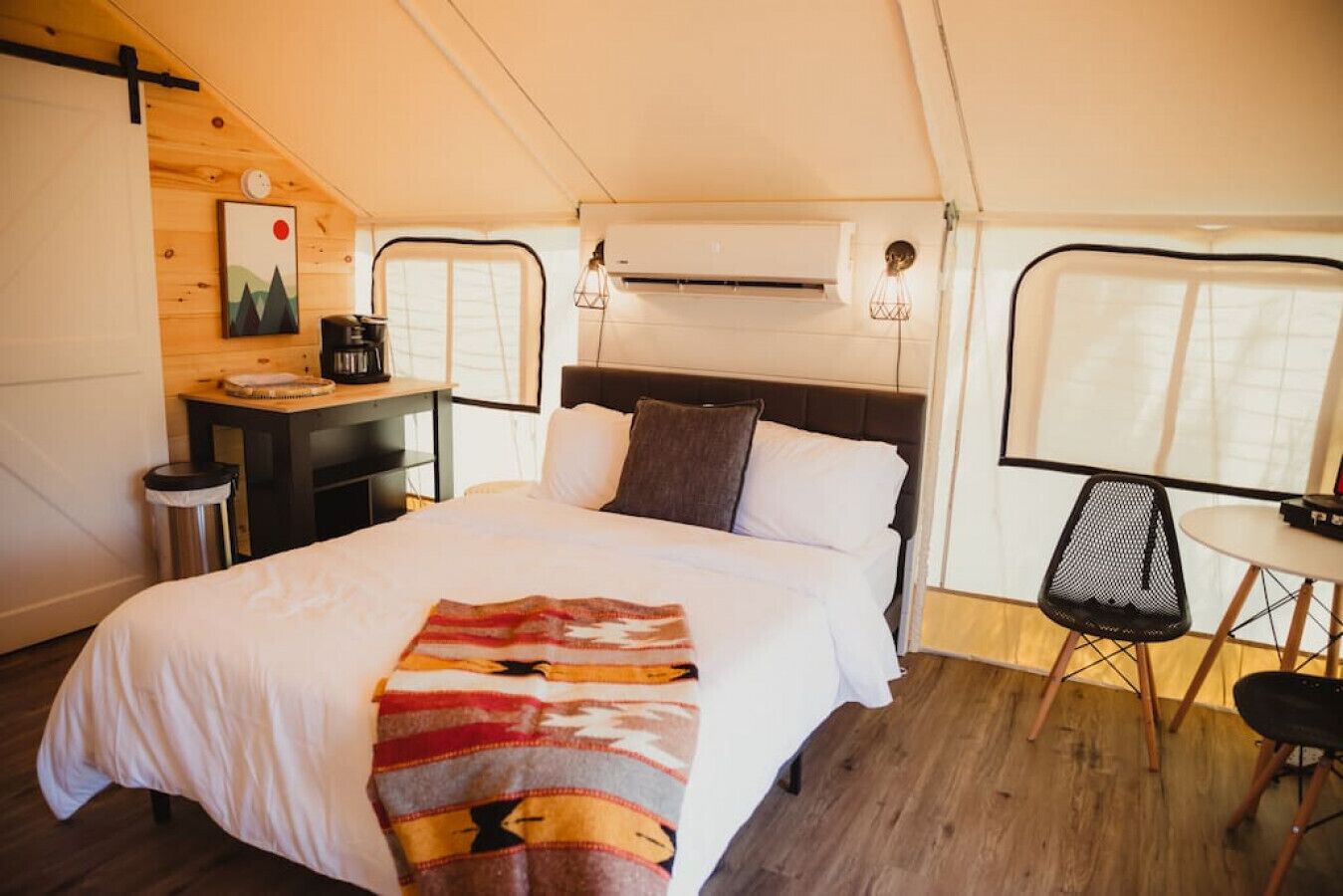 1 bedroom, desk, WiFi, bed sheets