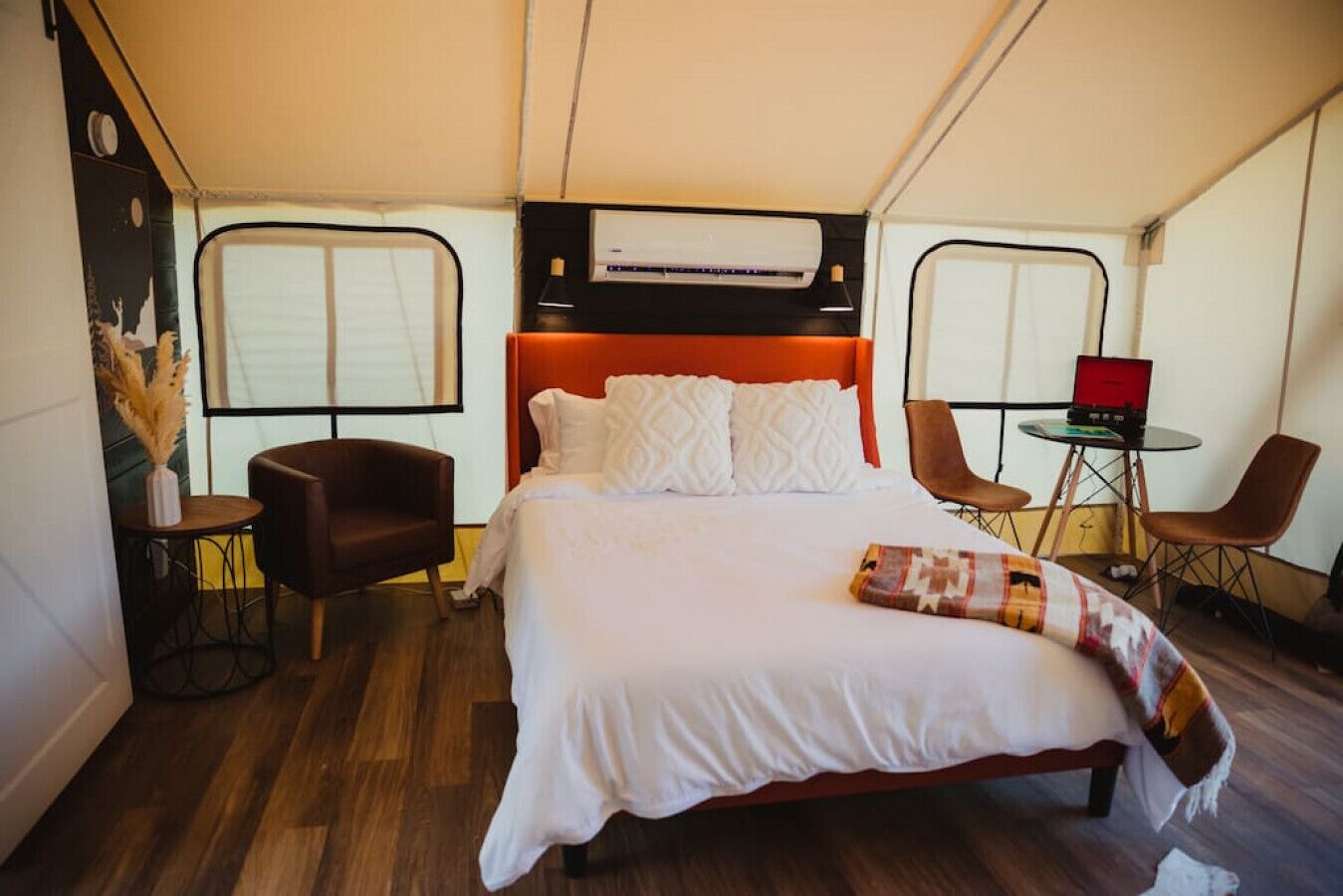 1 bedroom, desk, WiFi, bed sheets