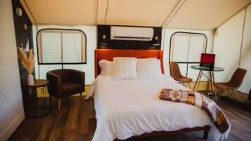 1 bedroom, desk, WiFi, bed sheets