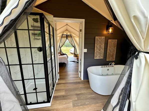 1 bedroom, desk, WiFi, bed sheets