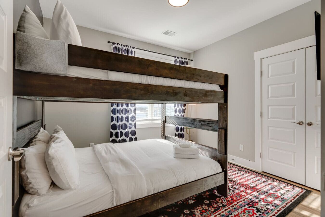 Bureau, fer et planche à repasser, lit de bébé portatif, Wi-Fi