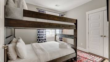 Bureau, fer et planche à repasser, lit de bébé portatif, Wi-Fi