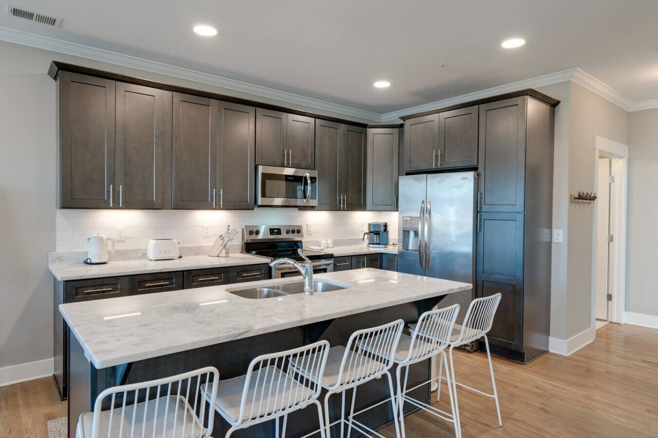 Réfrigérateur, micro-ondes, four, plaque de cuisson