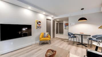 Apartment, 1 King Bed, Kitchen (B07) | In-room dining