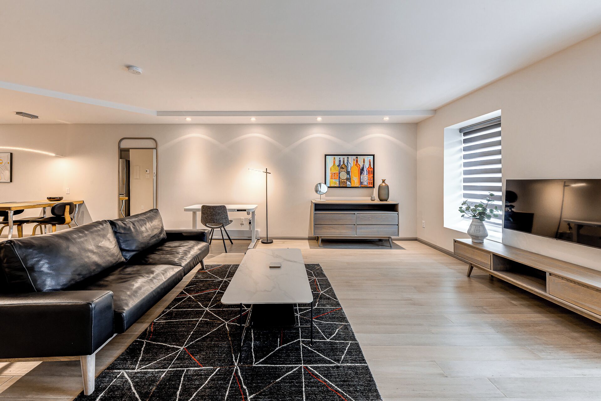 Apartemen, 1 Tempat Tidur Queen, dapur (B09) | Area keluarga | Smart TV 30-inci dengan saluran TV digital dan layanan streaming