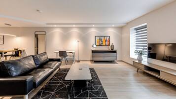 Apartemen, 1 Tempat Tidur Queen, dapur (B09) | Area keluarga | Smart TV 30-inci dengan saluran TV digital dan layanan streaming