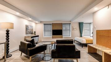 Departamento estándar, cocina (C09) | Área de sala de estar | Smart TV de 30 pulgadas con canales digitales y servicios de streaming