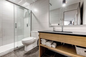 Apartment, 1 King Bed, Kitchen (306) | Bathroom | Hair dryer, towels, soap, shampoo