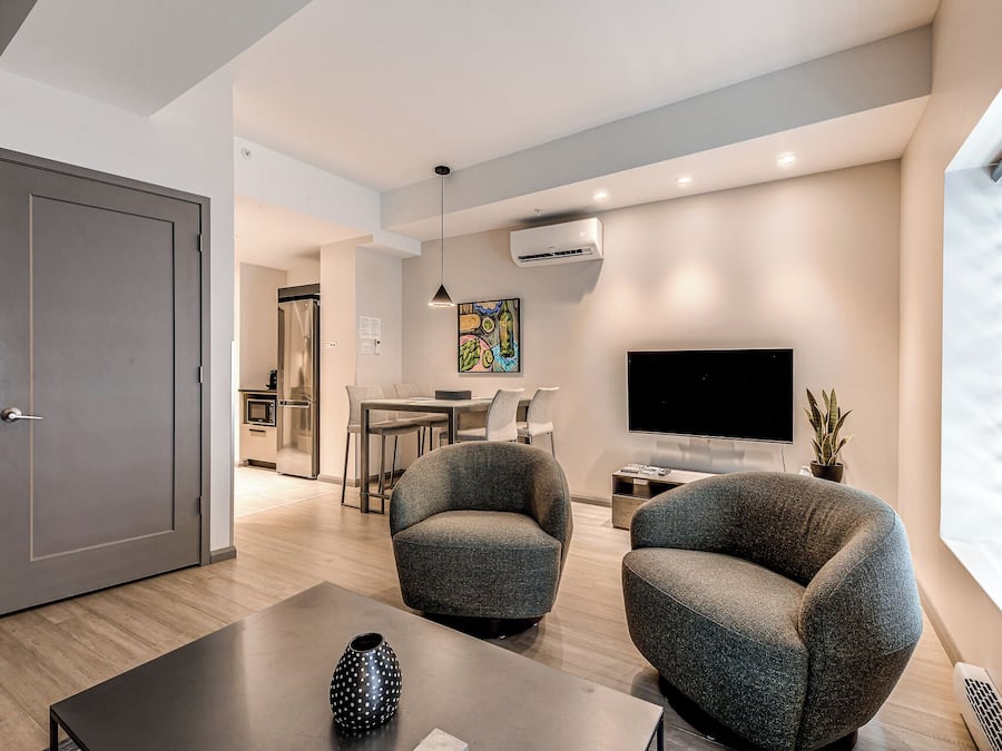 Chambre Double, 2 grands lits, cuisine (B02) | Coin séjour | TV connectée de 30 pouces avec chaßnes numériques, services de streaming