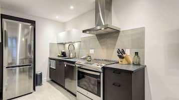 Studio, 1 Queen Bed, Kitchen, Ground Floor (A10) | Private kitchen