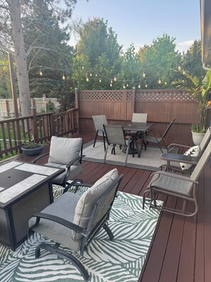 Outdoor dining - The Hillside Ranch: Relaxing Modern 4bd 2ba Oasis (Sidney)