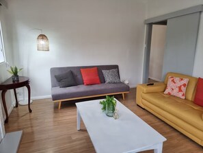 Smart TV - Relax in a cozy house,BBQ,10 mins from the beaches (Miranda)