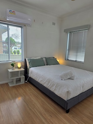 2 bedrooms, iron/ironing board, free WiFi, bed sheets - Relax in a cozy house,BBQ,10 mins from the beaches (Miranda)