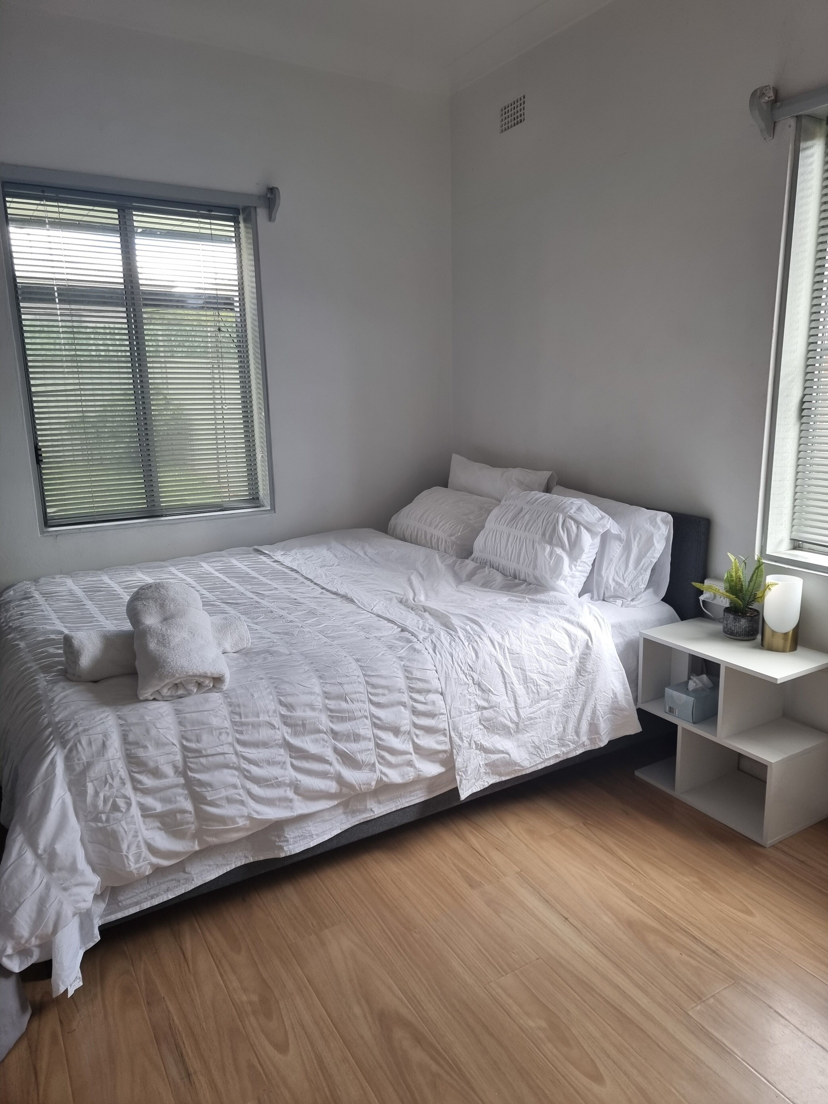 2 室のベッドルーム、アイロン / アイロン台、WiFi (無料)、ベッドシーツ