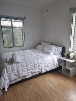 2 bedrooms, iron/ironing board, free WiFi, bed sheets - Relax in a cozy house,BBQ,10 mins from the beaches (Miranda)