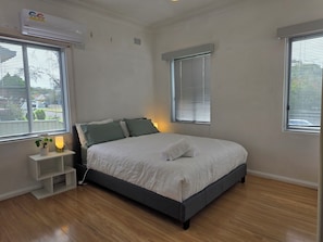 2 bedrooms, iron/ironing board, free WiFi, bed sheets