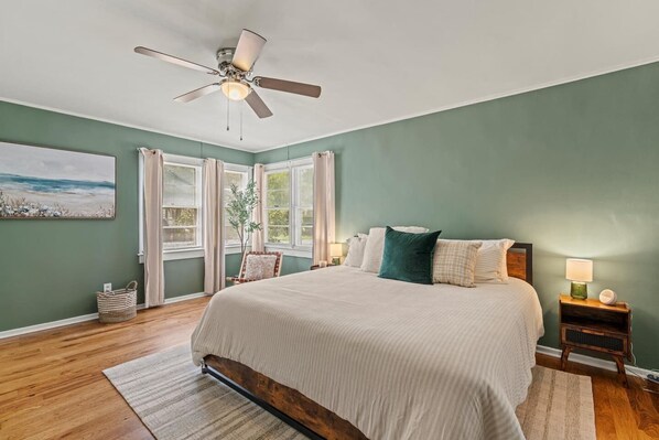 3 bedrooms, desk, travel crib, WiFi