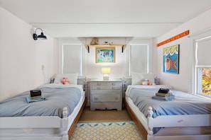 4 bedrooms, desk, WiFi, bed sheets