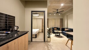 Une chambre d’hôtel moderne dotée d’une cuisine, d’un coin repas et d’un espace de vie.
