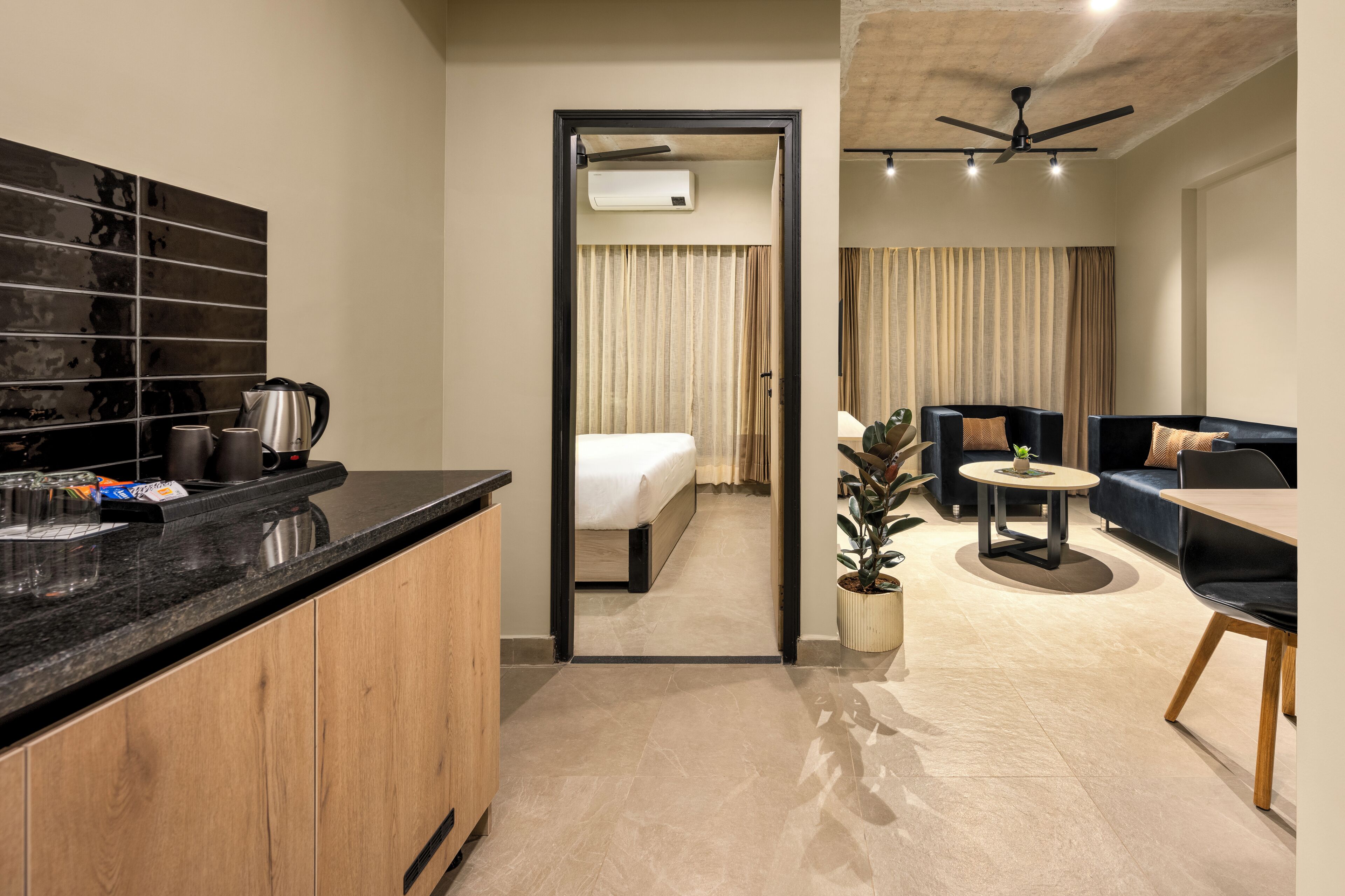 皇家套房, 1 张大床, 无烟房, 简易厨房 | 起居区 | 32-英寸智能电视（配备数码频道）、Netflix、流媒体服务