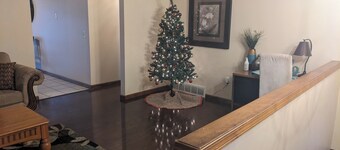 Spacious 4-bedroom house in fantastic Grandville with WiFi, AC