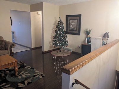 Spacious 4-bedroom house in fantastic Grandville with WiFi, AC
