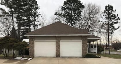 Spacious 4-bedroom house in fantastic Grandville with WiFi, AC
