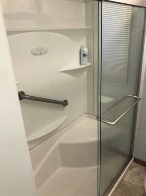 Haartrockner, Handtücher, Seife, Toilettenpapier
