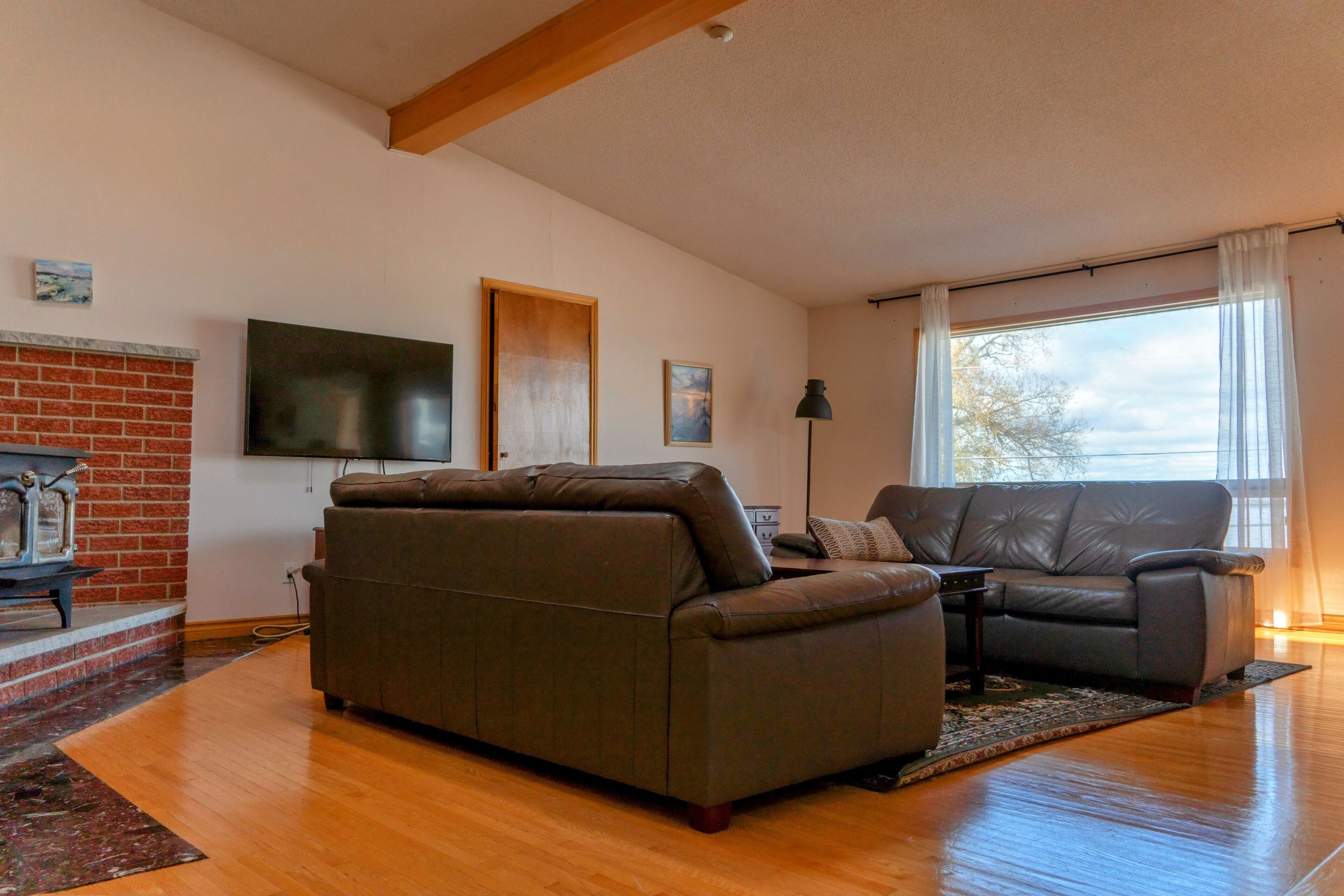 Leilighet, 2 soverom, ikke-røyk, utsikt mot innsjø | Oppholdsrom | Bøker