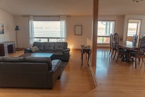 Apartment, 2 Bedrooms, Non Smoking, Lake View | Living room | Books - Hotel Wolfe Island (Wolfe Island)