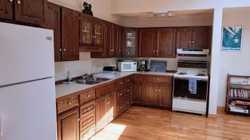 Apartment, 3 Bedrooms, Non Smoking, Lake View | Private kitchen