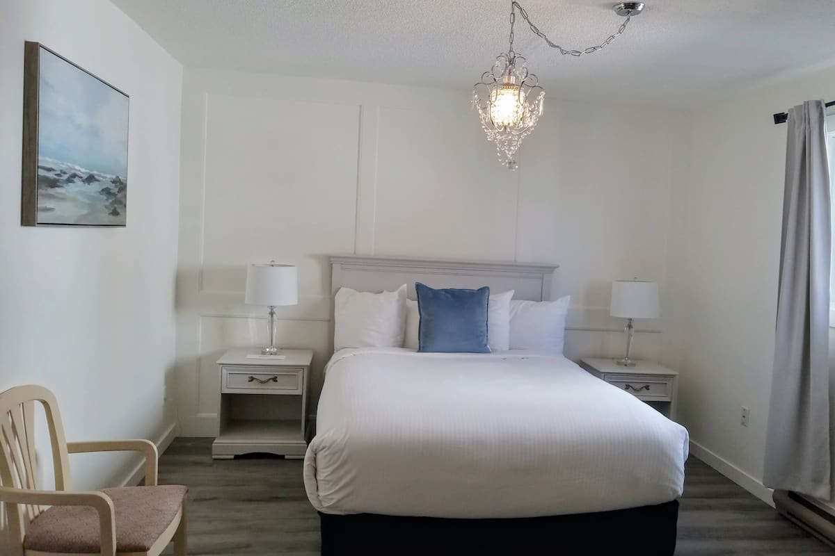 Classic Room, 1 Queen Bed, Non Smoking, Private Bathroom | 3 bedrooms, free WiFi, bed sheets