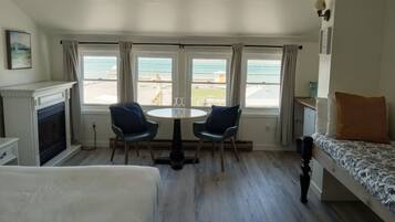 Rom – superior, privat bad, utsikt mot innsjø | Wi-fi (inkludert) og sengetøy