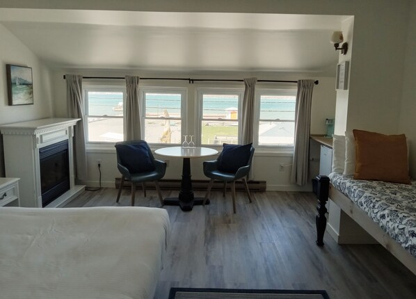 Superior Room, Private Bathroom, Lake View | Free WiFi, bed sheets - Hotel Wolfe Island (Wolfe Island)