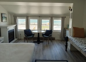 Rom – superior, privat bad, utsikt mot innsjø | Wi-fi (inkludert) og sengetøy