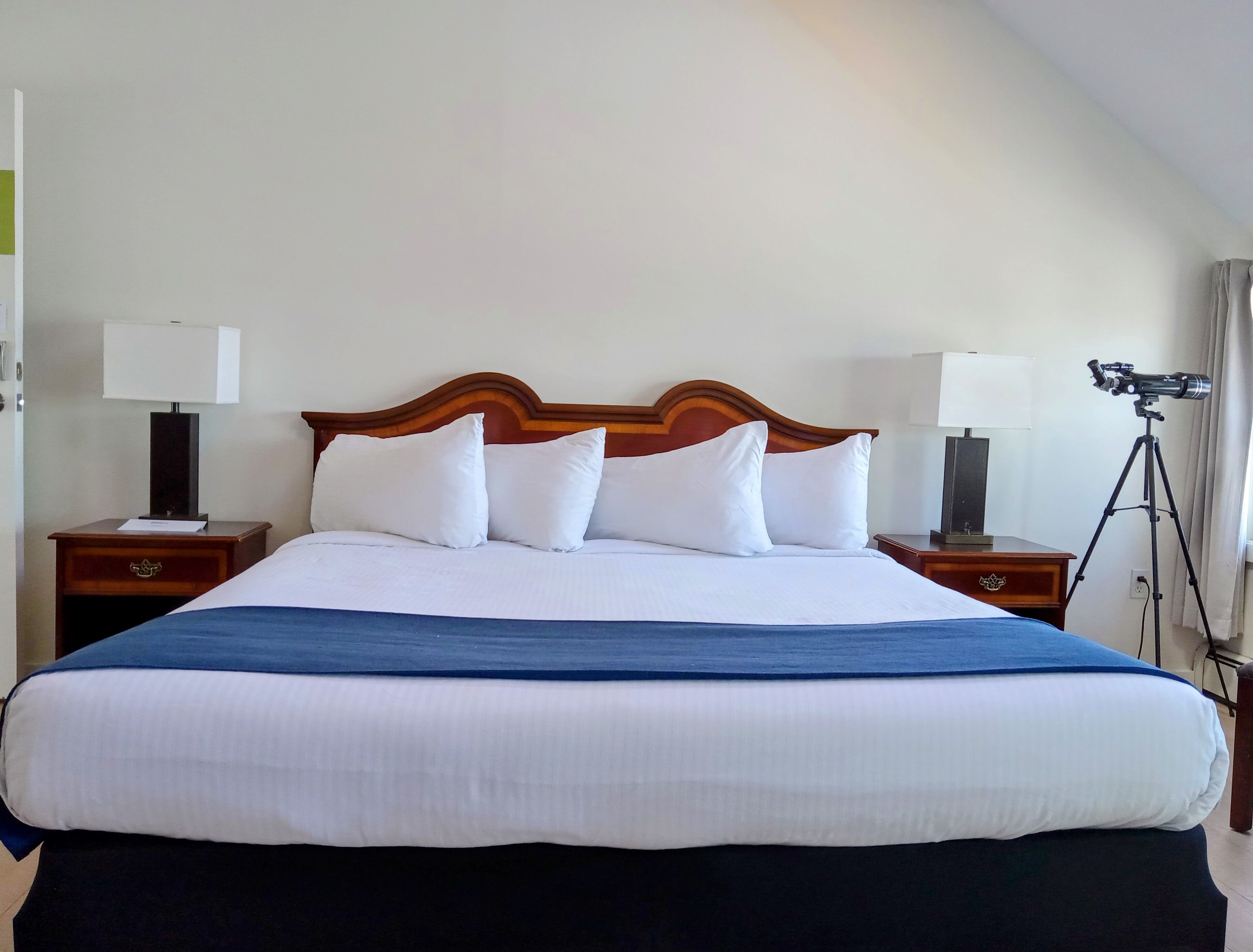 Rom – standard, 1 kingsize-seng, privat bad, utsikt mot innsjø | Wi-fi (inkludert) og sengetøy