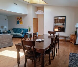 Appartement, 3 chambres, non-fumeurs, vue lac | Salle à manger