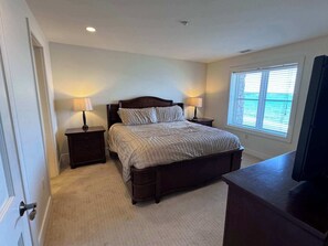 2 bedrooms, iron/ironing board, WiFi, bed sheets - Suite with direct view of Grand Traverse Bay (Traverse City)