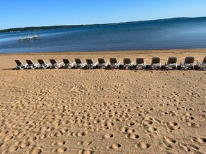 På stranden