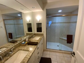 Dusche, Haartrockner, Handtücher