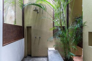 Nhà Deluxe, sân hiên, quang cảnh vườn | Phòng tắm