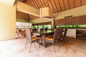 Nhà Deluxe, sân hiên, quang cảnh vườn | Phòng ăn