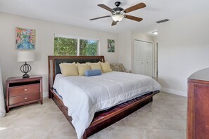 3 makuuhuonetta, työpöytä, silitysrauta/-lauta, ilmainen Wi-Fi