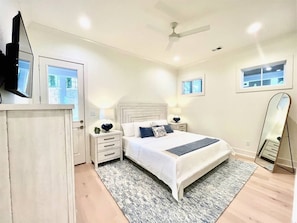 3 bedrooms, iron/ironing board, WiFi, bed sheets - Golding Station - 3 King Suites + Screened Porch! (Oxford)