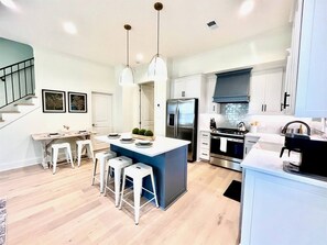Fridge, microwave, oven, stovetop - Golding Station - 3 King Suites + Screened Porch! (Oxford)